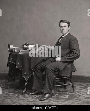 Alva, 1847 –1931. US-amerikanischer Erfinder und Unternehmer, hier gesehen setzte seine 1877-Erfindung des Phonographen.  Foto von Matthew Brady. Stockfoto