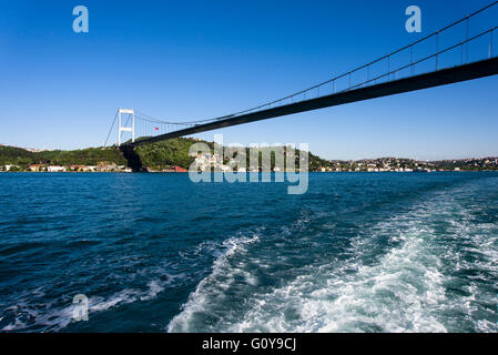 Bosporus-Brücke und Istanbul-Stadt auf der Bühne. Stockfoto