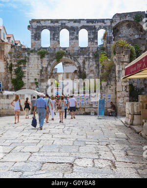 Split, Dalmatien, Kroatien.  Das östliche Tor der Palast des Diokletian, auch bekannt als das Silber-Tor. Stockfoto