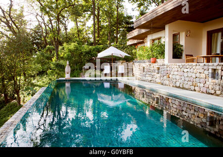 Der Pool von einer privaten Villa in Ananda im Himalaya, The Palace Estate, Narendra Nagar, Tehri Garhwal, Uttarakhand, Indien. Stockfoto