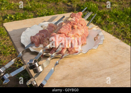 Fleisch am Spieß für Schaschlik ist bereit, sein Stockfoto