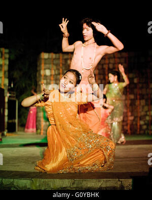 Eine örtlichen Tanzgruppe von verwaisten Teenagern führt traditionelle indische Volkstänze. Ananda im Himalaya. Indien Stockfoto