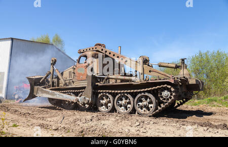 sowjetischen BAT - Laufwerke M militärische Bulldozer auf dem richtigen Weg Stockfoto