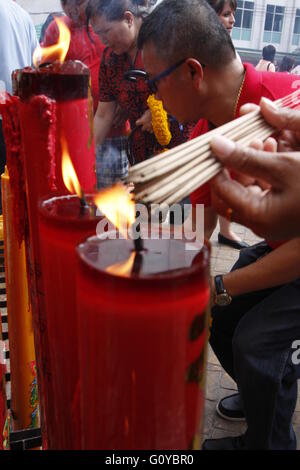 Kerzen in einem chinesischen Tempel in Chinatown, Bangkok während des chinesischen Neujahrs. Stockfoto