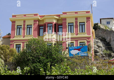 Die Fassade des osmanischen Neoklassizismus Stilgebäude dekorative Ornamenten in seinen Mauern gesehen vom Hafen von Kavala Stockfoto