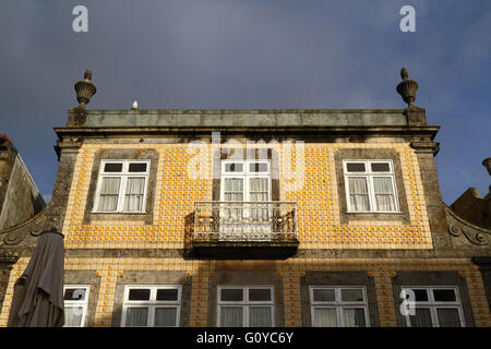 Fassade des Gebäudes mit gelben Keramikfliesen auf dem Hauptplatz von Praça Conselheiro Silva Torres, Caminha, Provinz Minho, Nordportugal Stockfoto