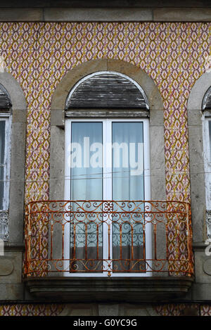 Detail der Balkon mit neuen Tür und keramische Fliesen an Wand des typischen Gebäude, Caminha, Provinz Minho, Portugal Stockfoto