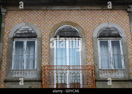 Detail der Fenster, Balkon mit neuen Tür und keramische Fliesen an Wand des typischen Gebäude, Caminha, Provinz Minho, Portugal Stockfoto