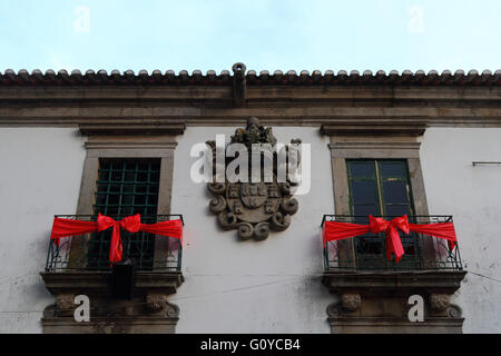 Detail des Wappens auf Stadtmuseum / Bibliotheksgebäude und Weihnachtsschmuck, Caminha, Provinz Minho, Portugal Stockfoto