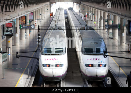 Hochgeschwindigkeitszug AVE RENFE im Bahnhof Santa Justa in Sevilla Spanien Stockfoto