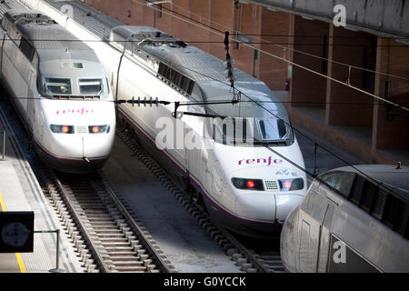 Hochgeschwindigkeitszug AVE RENFE im Bahnhof Santa Justa in Sevilla Spanien Stockfoto