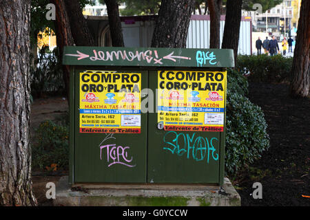 Werbung / Plakate auf Schaltschrank / Schrank für Käufer bietet Gold und Silber während der Wirtschaftskrise, Madrid, Spanien zu kaufen Stockfoto