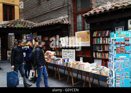 Buch-Stände außerhalb Buchladen in der Calle Mayor, Madrid, Spanien Stockfoto