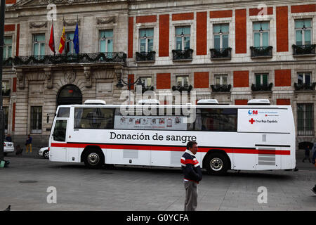 Bus für Menschen zur Blutspende vor Haus der Post / Casa de Correos, Plaza Puerta del Sol, Madrid, Spanien Stockfoto