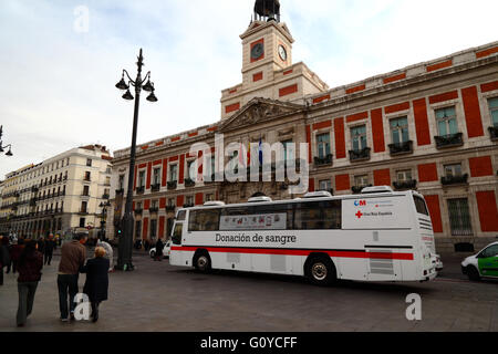 Bus für Menschen zur Blutspende vor Haus der Post / Casa de Correos, Plaza Puerta del Sol, Madrid, Spanien Stockfoto