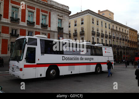 Bus für Menschen zur Blutspende in Plaza Puerta del Sol, Madrid, Spanien Stockfoto