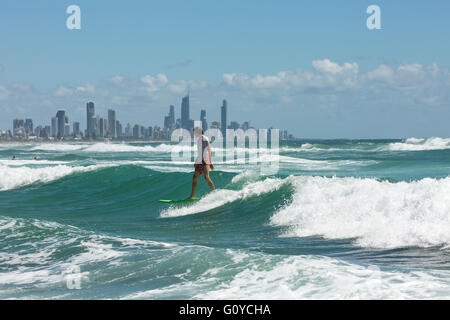 Mann beim Surfen an der Gold Coast in der Nähe von Surfers Paradise, Queensland, Australien Stockfoto