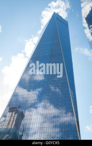 Wolken und blauer Himmel spiegelt sich im Glas der Wolkenkratzer One World Trade Center, New York Stockfoto