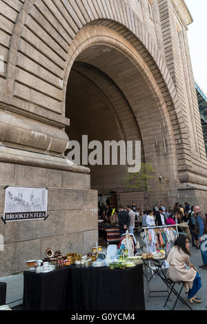 Menschen Sie einkaufen und stöbern in den Brooklyn Flea und Antik / Vintage Markt in DUMBO, New York. Stockfoto