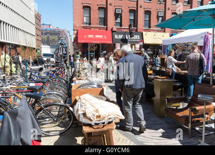 Menschen Sie einkaufen und stöbern in den Brooklyn Flea und Antik / Vintage Markt in DUMBO, New York. Stockfoto