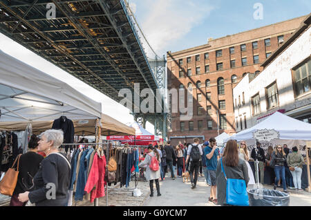 Menschen Sie einkaufen und stöbern in den Brooklyn Flea und Antik / Vintage Markt in DUMBO, New York. Stockfoto