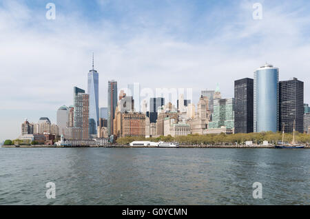 Ansicht von Battery Park City und das Bankenviertel in Lower Manhattan mit One World Trade Center und Hudson River Stockfoto