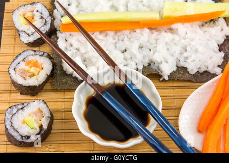 Zubereitung von Sushi. Sushi Zutaten und gemachte Sushi-Rollen Stockfoto