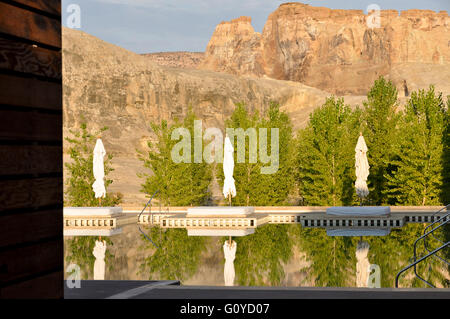 Ein Resortpool mit Liegestühlen und Sonnenschirmen in der Wüste in Utah, Amangiri Stockfoto