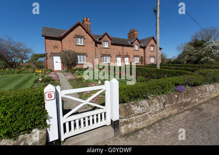 Dorf Aldford, England. Malerischen Frühling Ansicht von Erbteilungen Eaton verwaltet Haus auf Aldfords Schule Lane. Stockfoto