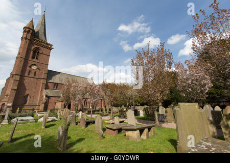 Dorf Aldford, England. Malerischen Frühling-Blick auf die St. Johannes der Täufer Kirche in Church Lane. Stockfoto