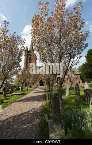 Dorf Aldford, England. Malerischen Frühling-Blick auf die St. Johannes der Täufer Kirche in Church Lane. Stockfoto