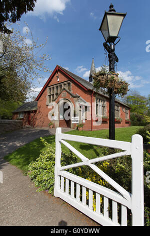 Dorf Aldford, England. Malerische Aldford Village Hall in Church Lane, als einem ländlichen Wahllokal genutzt. Stockfoto