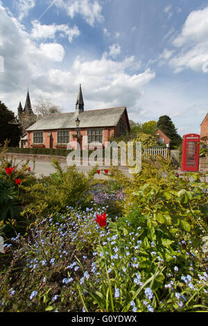 Dorf Aldford, England. Malerische Frühjahr Blick auf Aldford Dorfhalle in Church Lane. Stockfoto