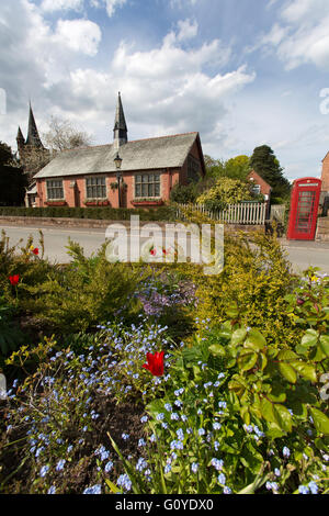 Dorf Aldford, England. Malerische Frühjahr Blick auf Aldford Dorfhalle in Church Lane. Stockfoto