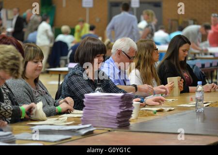 Wahl UK Neath Wales Donnerstag, 5. Mai 2016 der walisischen Versammlung Wahl Graf bei Neath Leisure Centre in Wales beginnt, wo die Neath, Aberavon und Südwest-Wales Sitze wird, deklariert werden Stockfoto