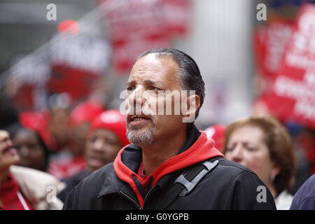 New York City, USA. 5. Mai 2016. Hunderte von CWA Streikende marschierten über Lower Manhattan vor dem Verizon Hauptquartier an der Wall Street Rallye wo sie reden von CWA & anderer prominenter Gewerkschaftsführer Credit hörten: Andy Katz/Pacific Press/Alamy Live News Stockfoto