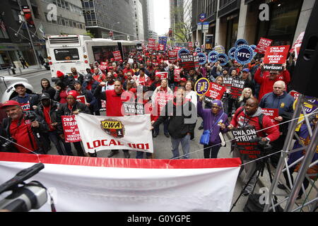 New York City, USA. 5. Mai 2016. Wall Street zur Kundgebung gegen Verizon zu füllen. Hunderte von CWA Streikende marschierten über Lower Manhattan vor dem Verizon Hauptquartier an der Wall Street Rallye wo sie reden von CWA & anderer prominenter Gewerkschaftsführer Credit hörten: Andy Katz/Pacific Press/Alamy Live News Stockfoto