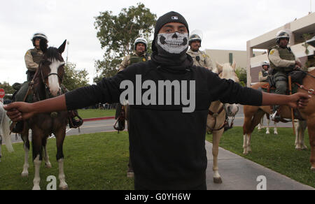 Monterey Park, Kalifornien, USA. 5. Mai 2016. Donnerstag, 5. Mai 2016, Monterey Park, CA, ein Protest gegen Hillary Clinton, der führenden Präsidentschaftskandidat der Demokratischen Partei bei ihrem Besuch am East Los Angeles College findet es. Die Veranstaltung wurde organisiert von Studenten aus verschiedenen akademischen Institutionen aus in und um Los Angeles. RODOLFO DE LUNA Credit: Rodolfo De Luna/Prensa Internacional/ZUMA Draht/Alamy Live News Stockfoto