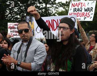 Monterey Park, Kalifornien, USA. 5. Mai 2016. Donnerstag, 5. Mai 2016, Monterey Park, CA, ein Protest gegen Hillary Clinton, der führenden Präsidentschaftskandidat der Demokratischen Partei bei ihrem Besuch am East Los Angeles College findet es. Die Veranstaltung wurde organisiert von Studenten aus verschiedenen akademischen Institutionen aus in und um Los Angeles. RODOLFO DE LUNA Credit: Rodolfo De Luna/Prensa Internacional/ZUMA Draht/Alamy Live News Stockfoto