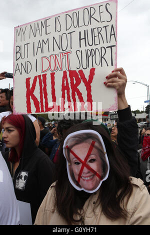 Monterey Park, Kalifornien, USA. 5. Mai 2016. Donnerstag, 5. Mai 2016, Monterey Park, CA, ein Protest gegen Hillary Clinton, der führenden Präsidentschaftskandidat der Demokratischen Partei bei ihrem Besuch am East Los Angeles College findet es. Die Veranstaltung wurde organisiert von Studenten aus verschiedenen akademischen Institutionen aus in und um Los Angeles. RODOLFO DE LUNA Credit: Rodolfo De Luna/Prensa Internacional/ZUMA Draht/Alamy Live News Stockfoto