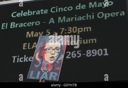 Monterey Park, Kalifornien, USA. 5. Mai 2016. Donnerstag, 5. Mai 2016, Monterey Park, CA, ein Protest gegen Hillary Clinton, der führenden Präsidentschaftskandidat der Demokratischen Partei bei ihrem Besuch am East Los Angeles College findet es. Die Veranstaltung wurde organisiert von Studenten aus verschiedenen akademischen Institutionen aus in und um Los Angeles. RODOLFO DE LUNA Credit: Rodolfo De Luna/Prensa Internacional/ZUMA Draht/Alamy Live News Stockfoto