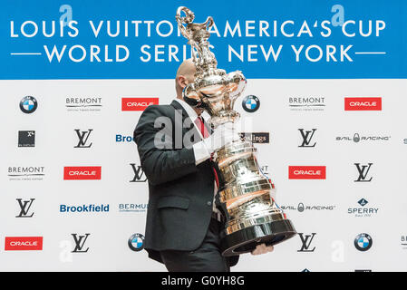 New York, Vereinigte Staaten von Amerika. 5. Mai 2016. Eine Rennen Attendant präsentiert den Pokal des America Cup. Die Kapitäne der sechs Boote streitenden für den nächsten Louis Vuitton America Cup - Sport älteste, ununterbrochen verliehen Preis--beteiligte sich an einer Pressekonferenz im Brookfield Place in lower Manhattan, moderiert von Sport Anker Bob Costas vor der kommenden New York City America Cup World Series-Rennen auf dem Hudson River (7 bis 8. Mai). Bildnachweis: Albin Lohr-Jones/Pacific Press/Alamy Live-Nachrichten Stockfoto