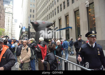 New York City, USA. 5. Mai 2016. NYPD hält Bürgersteig am Broadway, klar wie die Rallye geht weiter, während Touristen & Büroangestellte füllen die Straßen. Mitglieder des Gebäudes & Bau Handwerk Rates der greater New York sammelten sich zusammen mit Teamsters, SEIU & Verizon Streikende versammelt, unter den Schatten dual enorme Ratten aus Protest der Gilbane Bau Einstellung der Pseudarthrose Arbeit Kredit: Andy Katz/Pacific Press/Alamy Live News Stockfoto