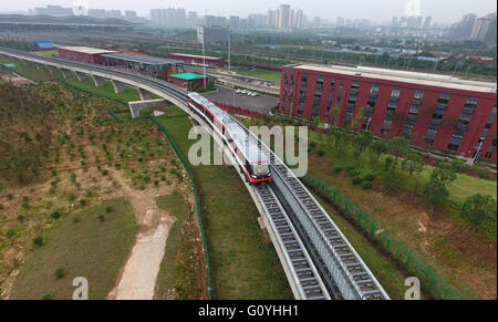 (160506)--CHANGSHA, 6. Mai 2016 (Xinhua)--A Zug läuft auf der Magnetschwebebahn Linie in Changsha, der Hauptstadt der Provinz Zentral-China Hunan, 6. Mai 2016. Ein Probebetrieb Chinas erste im Inland entwickelt und hergestellt Magnetschwebebahn Linie begann in Changsha am Freitag. Die Maglev pendelt zwischen Changsha Südbahnhof und dem Flughafen. Es dauert etwa zehn Minuten die 18,55 km Fahrt, laut Aussage vom Betreiber Hunan Maglev Transport Co. Der 48 Meter lange Zug kann in drei Wagen 363 Personen tragen. Es kann eine maximale Geschwindigkeit von 100 km erreichen. Stockfoto