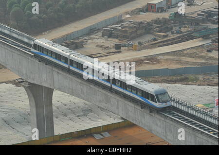 (160506)--CHANGSHA, 6. Mai 2016 (Xinhua)--A Zug läuft auf der Magnetschwebebahn Linie in Changsha, der Hauptstadt der Provinz Zentral-China Hunan, 6. Mai 2016. Ein Probebetrieb Chinas erste im Inland entwickelt und hergestellt Magnetschwebebahn Linie begann in Changsha am Freitag. Die Maglev pendelt zwischen Changsha Südbahnhof und dem Flughafen. Es dauert etwa zehn Minuten die 18,55 km Fahrt, laut Aussage vom Betreiber Hunan Maglev Transport Co. Der 48 Meter lange Zug kann in drei Wagen 363 Personen tragen. Es kann eine maximale Geschwindigkeit von 100 km erreichen. Stockfoto