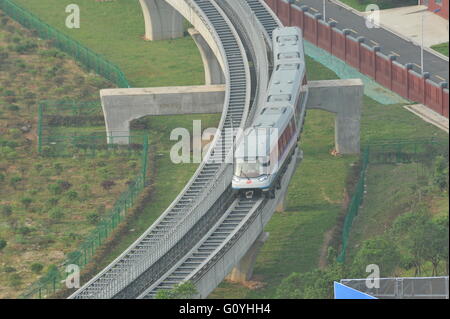 (160506)--CHANGSHA, 6. Mai 2016 (Xinhua)--A Zug läuft auf der Magnetschwebebahn Linie in Changsha, der Hauptstadt der Provinz Zentral-China Hunan, 6. Mai 2016. Ein Probebetrieb Chinas erste im Inland entwickelt und hergestellt Magnetschwebebahn Linie begann in Changsha am Freitag. Die Maglev pendelt zwischen Changsha Südbahnhof und dem Flughafen. Es dauert etwa zehn Minuten die 18,55 km Fahrt, laut Aussage vom Betreiber Hunan Maglev Transport Co. Der 48 Meter lange Zug kann in drei Wagen 363 Personen tragen. Es kann eine maximale Geschwindigkeit von 100 km erreichen. Stockfoto