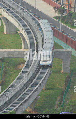 (160506)--CHANGSHA, 6. Mai 2016 (Xinhua)--A Zug läuft auf der Magnetschwebebahn Linie in Changsha, der Hauptstadt der Provinz Zentral-China Hunan, 6. Mai 2016. Ein Probebetrieb Chinas erste im Inland entwickelt und hergestellt Magnetschwebebahn Linie begann in Changsha am Freitag. Die Maglev pendelt zwischen Changsha Südbahnhof und dem Flughafen. Es dauert etwa zehn Minuten die 18,55 km Fahrt, laut Aussage vom Betreiber Hunan Maglev Transport Co. Der 48 Meter lange Zug kann in drei Wagen 363 Personen tragen. Es kann eine maximale Geschwindigkeit von 100 km erreichen. Stockfoto