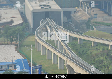 (160506)--CHANGSHA, 6. Mai 2016 (Xinhua)--ein Zug fährt von einer Station der Magnetschwebebahn Linie in Changsha, der Hauptstadt der Provinz Zentral-China Hunan, 6. Mai 2016. Ein Probebetrieb Chinas erste im Inland entwickelt und hergestellt Magnetschwebebahn Linie begann in Changsha am Freitag. Die Maglev pendelt zwischen Changsha Südbahnhof und dem Flughafen. Es dauert etwa zehn Minuten die 18,55 km Fahrt, laut Aussage vom Betreiber Hunan Maglev Transport Co. Der 48 Meter lange Zug kann in drei Wagen 363 Personen tragen. Es kann maximal erreichen. Stockfoto