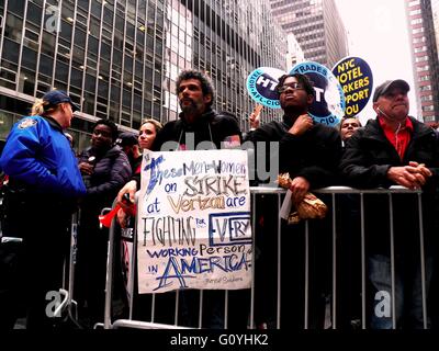 New York, Vereinigte Staaten von Amerika. 5. Mai 2016. Verizon Arbeiter und Union vereinigen sich in einer Kundgebung für bessere Arbeitsbedingungen und Verbesserung der Löhne und Sozialleistungen für Mitarbeiter im Einzelhandel Verizon Wireless zu kämpfen. Bildnachweis: Mark Apollo/Pacific Press/Alamy Live-Nachrichten Stockfoto