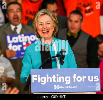 Los Angeles, USA. 5. Mai 2016. Demokratischen Präsidentschaftskandidaten Hillary Clinton lächelt, als sie setzt am East Los Angeles College in Los Angeles, USA, 5. Mai 2016. Bildnachweis: Zhao Hanrong/Xinhua/Alamy Live-Nachrichten Stockfoto